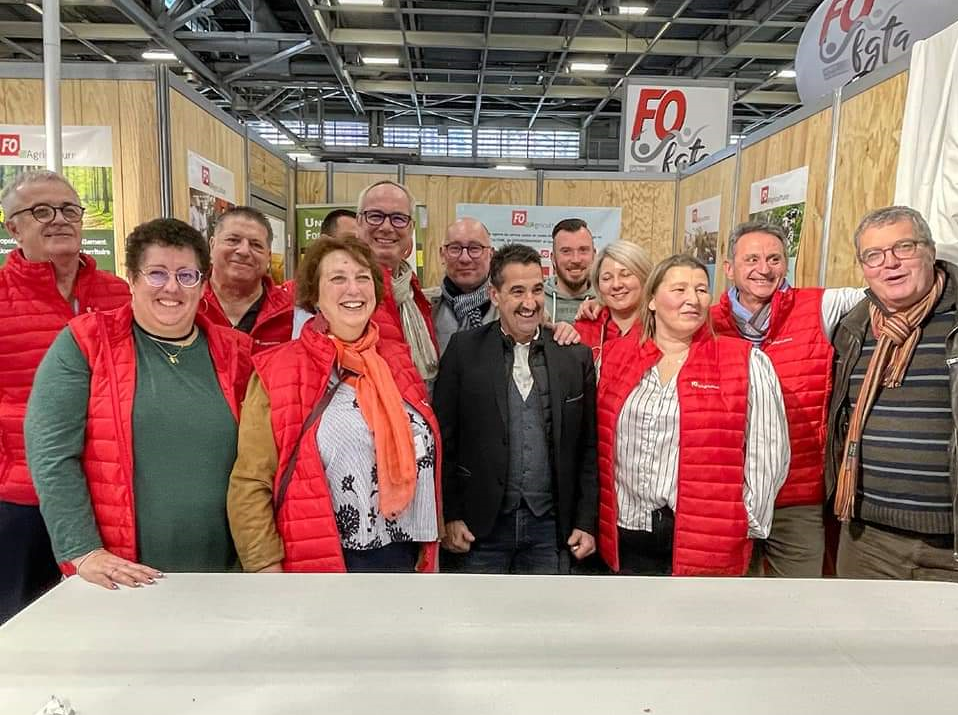 l'équipe de FO Agriculture au salon et Frédéric Souillot, SG de FO